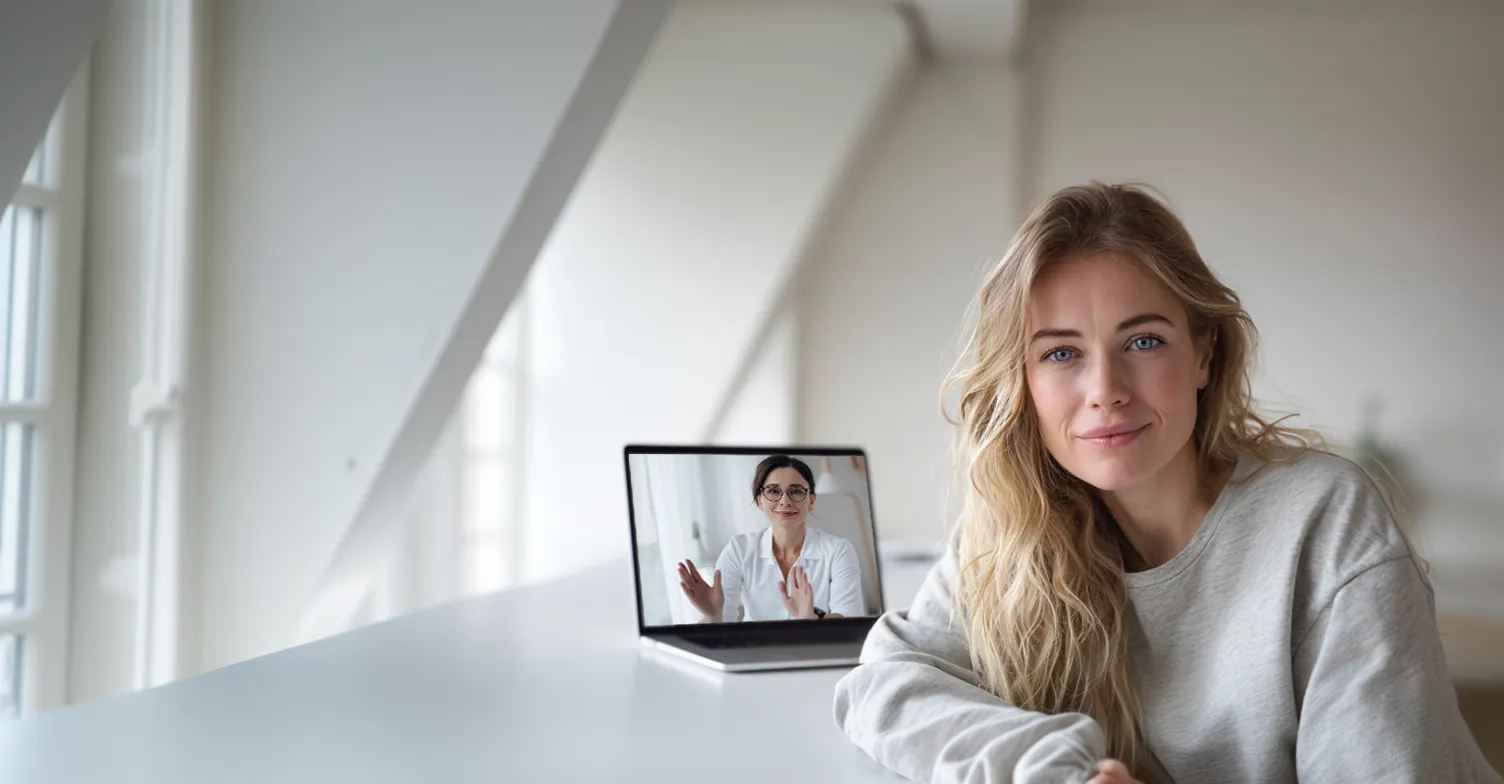 Онлайн консультация с психологом — путь к внутреннему спокойствию Девушка улыбается во время консультации с онлайн психологом