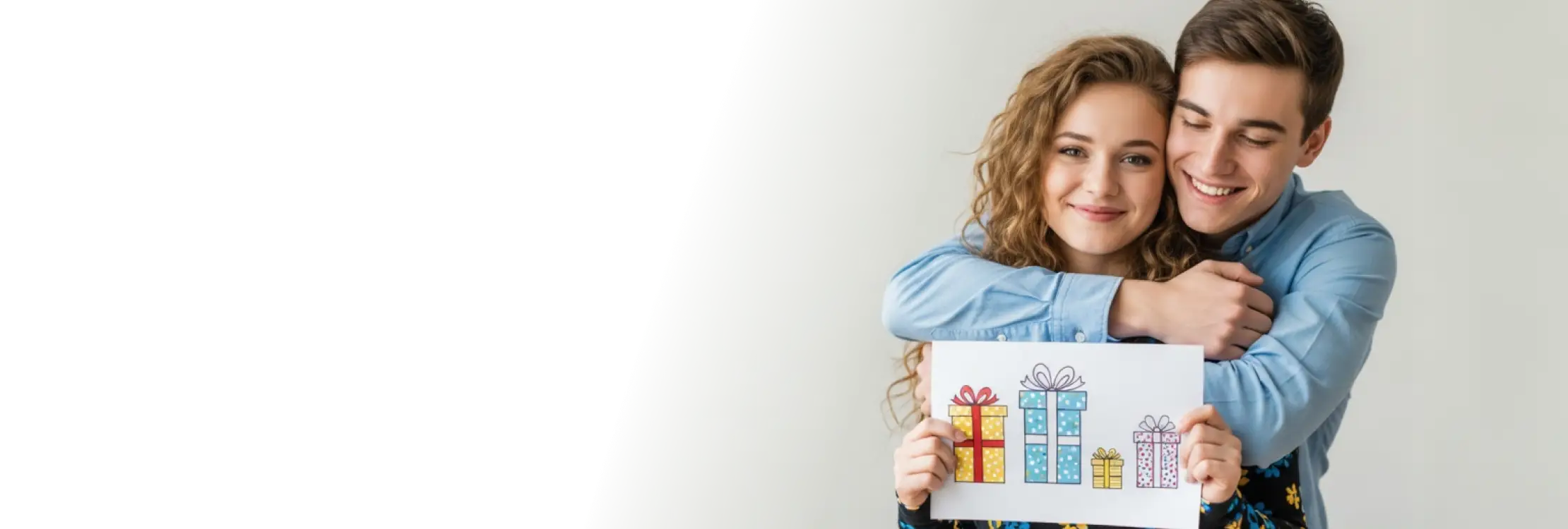 Счастливая пара с подарком сертификат на психологическую поддержку